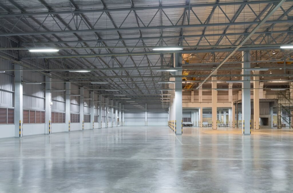 Stor lagerhall med blankt betonggolv